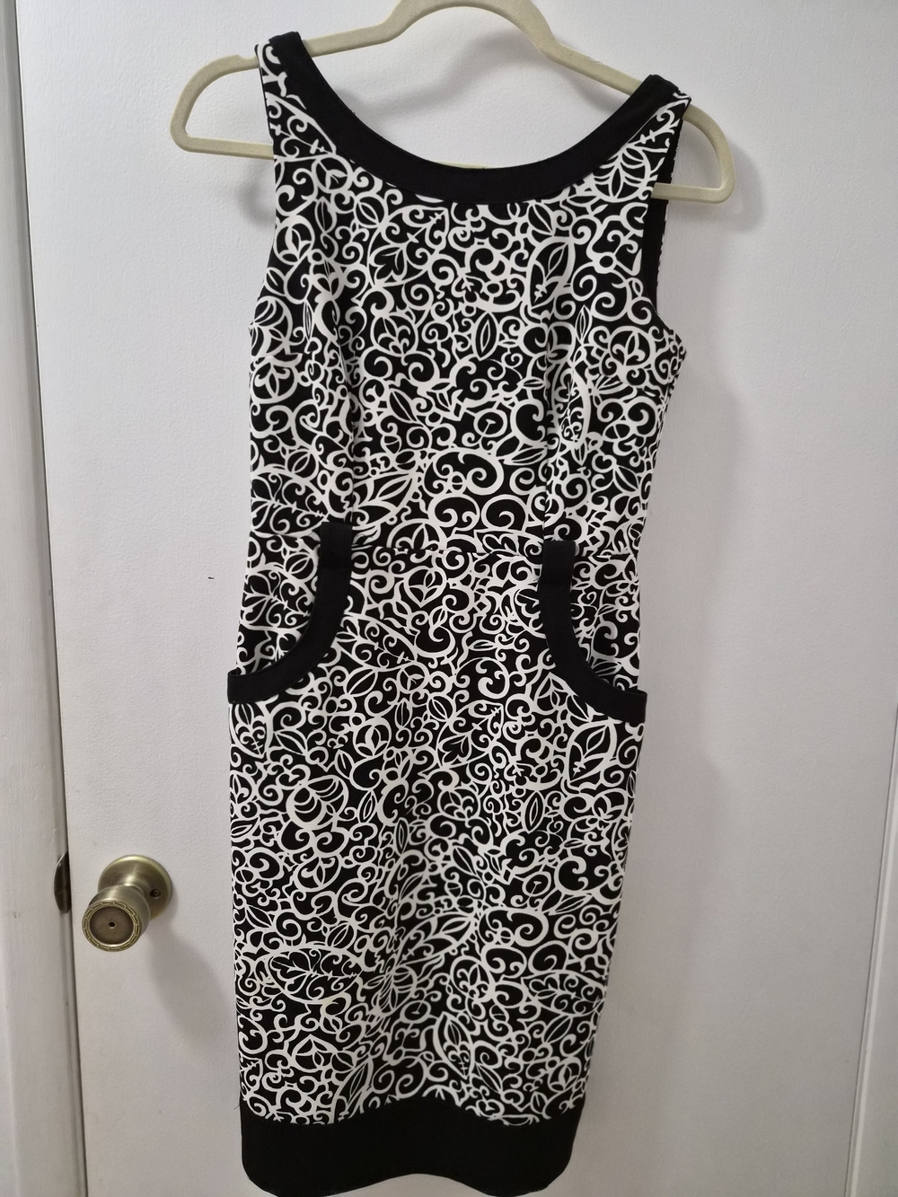 London Times Black and White Sleeveless Patterned Midi Sheath Dress